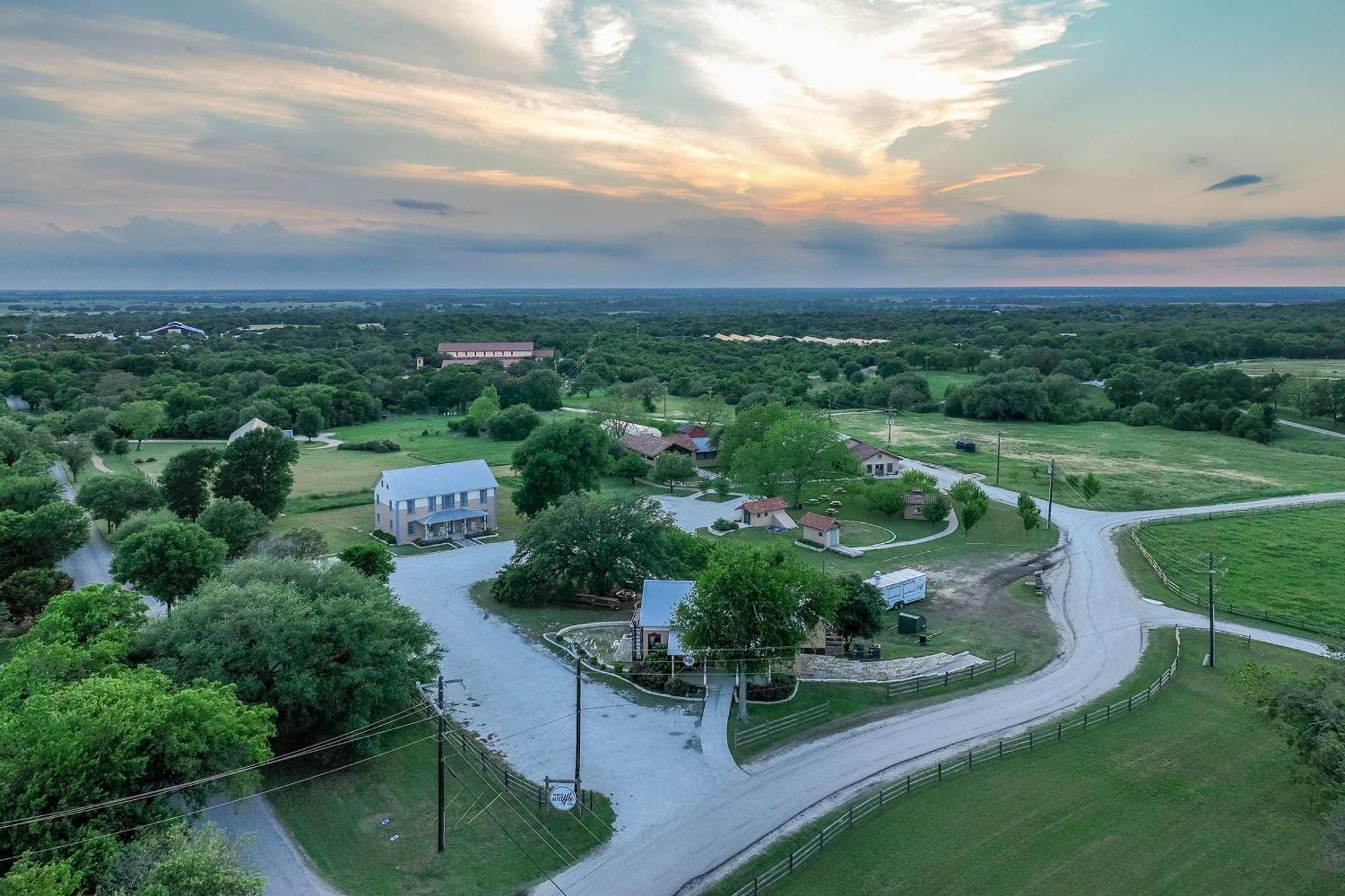 Container Home With Rooftop Views And Pickleball-Pecan Grove Bellmead Екстер'єр фото