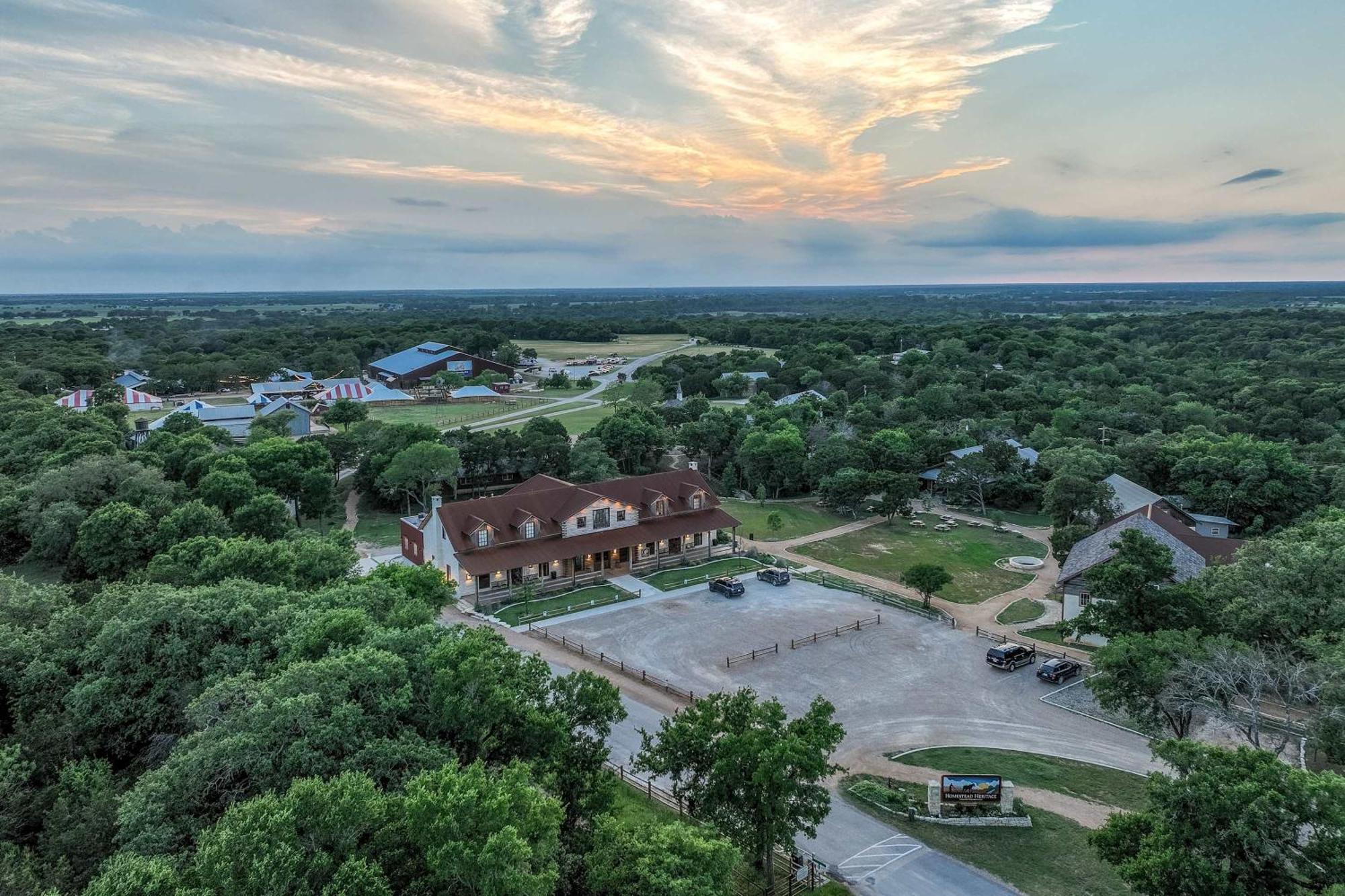 Container Home With Rooftop Views And Pickleball-Pecan Grove Bellmead Екстер'єр фото
